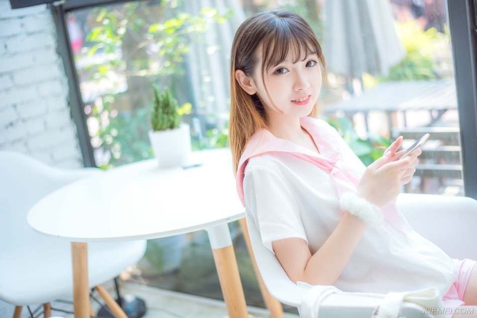 “在你带来书信之前，军师已经暗中命人将你的事情告诉我。”陈到沉声道：“你究竟是何人？”